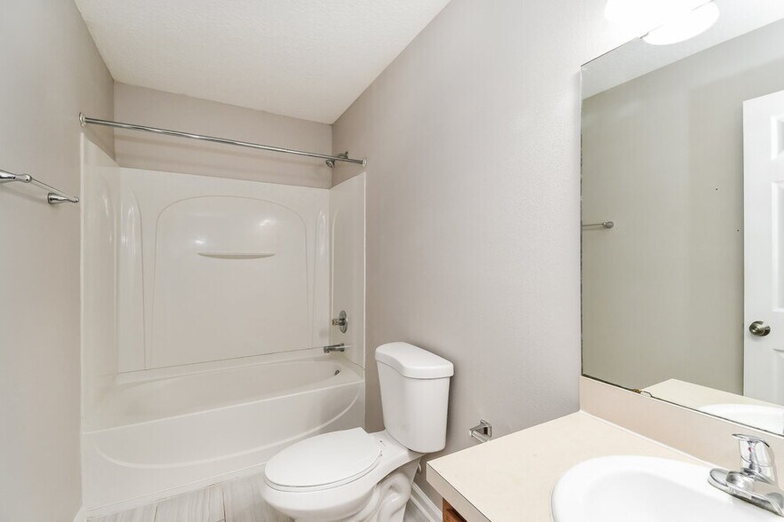 Building Photo - 2140 Thomas Ct