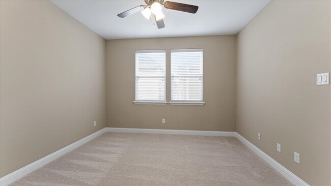 Building Photo - 922 W 20th St