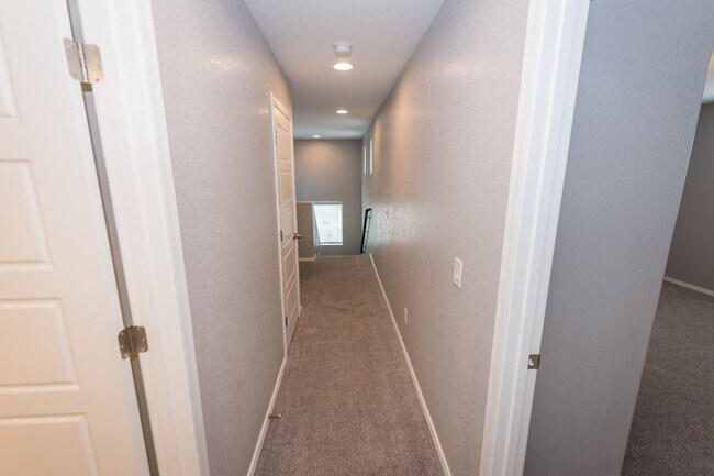 Building Photo - Beautiful 2-Story Home, 5 Bedroom, 3 Full ...