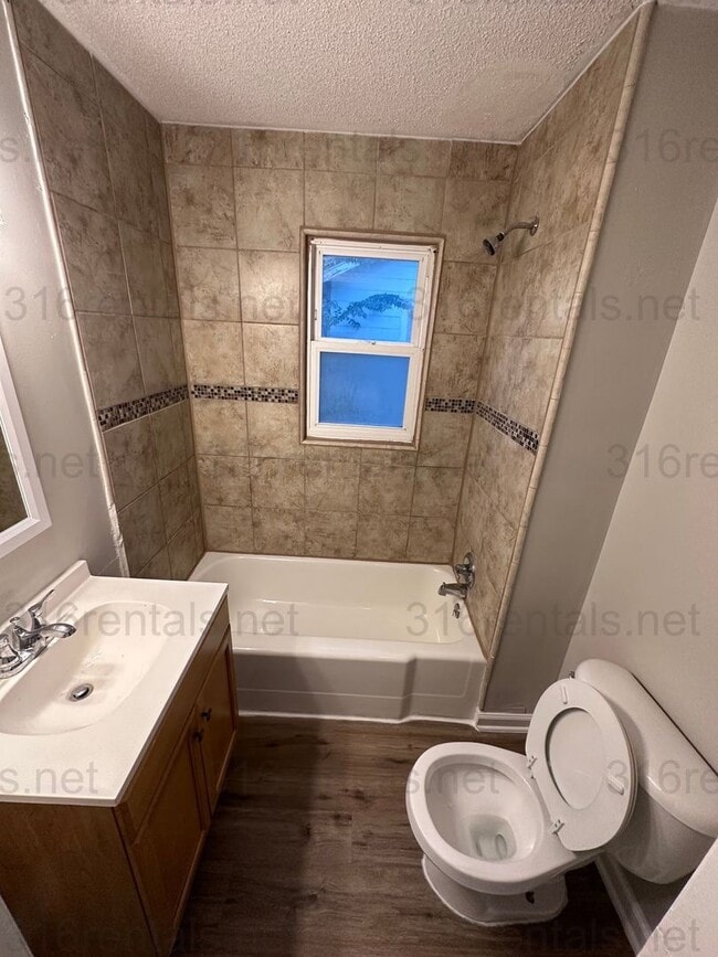 Building Photo - $1050 - 3 bedroom / 1 bathroom - Single Fa...