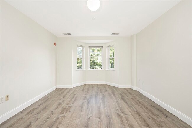 Building Photo - 120 Wyllis Ave