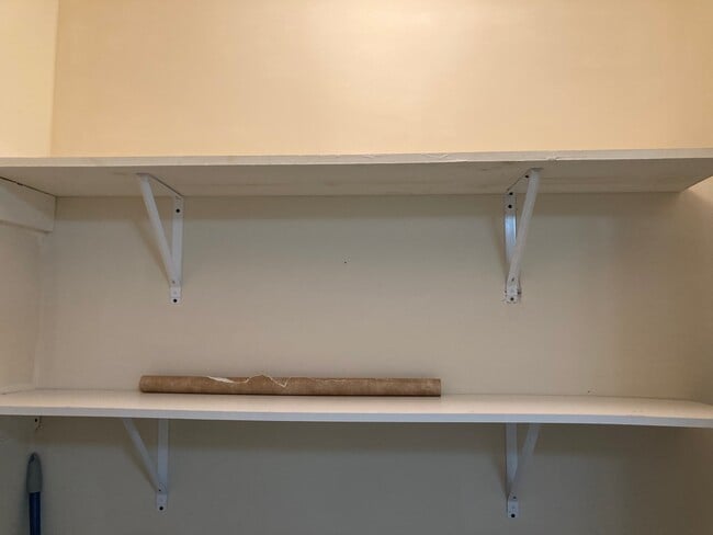 Building Photo - 611 Windcrest Dr