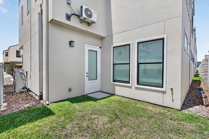 Building Photo - 2926 El Fenice Ln