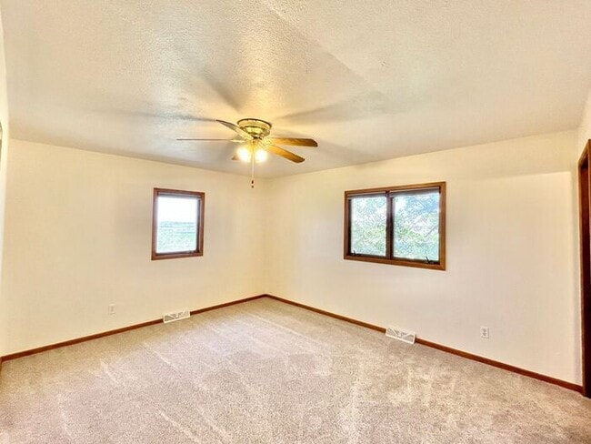 Building Photo - Gorgeous Private Home with Views!