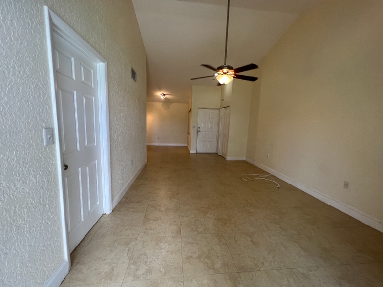 Building Photo - 2803 N Oakland Forest Dr