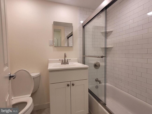 Building Photo - 604 S Washington Square