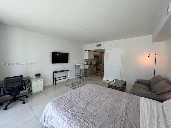Building Photo - 1300 Brickell Bay Dr
