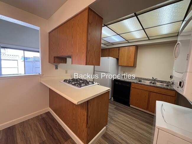 Building Photo - Private townhuse style condo facing grassy...