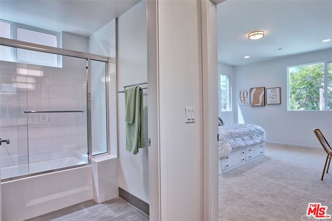 Building Photo - 4240 Laurel Canyon Blvd