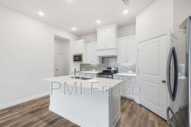 Building Photo - 1044 3rd St