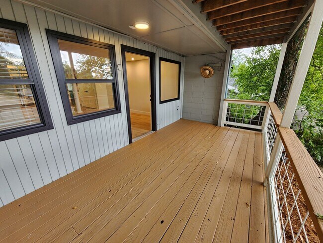Building Photo - Gorgeous Remodeled 3 bed 2.5 bath in West ...
