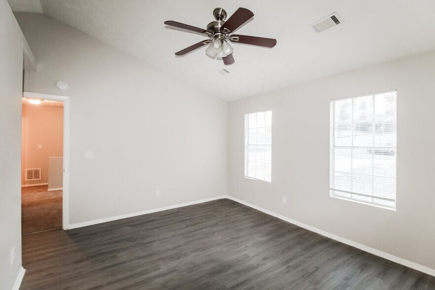 Building Photo - 7115 Chestnut Ln