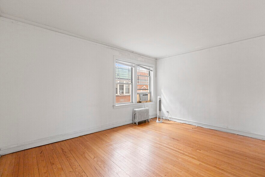 Building Photo - 4511 N Greenview Ave