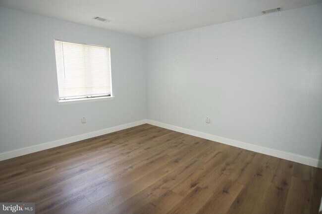 Building Photo - 206 Hickory Ct