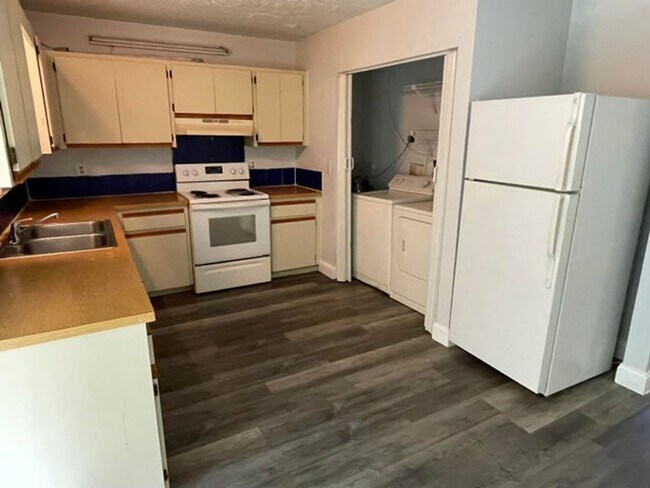 Primary Photo - 4895 Badger Ave