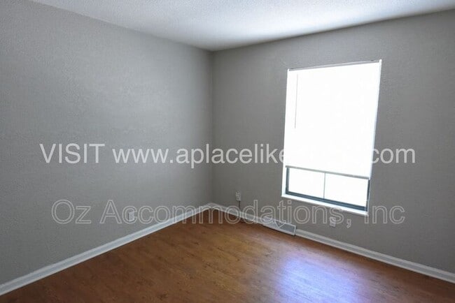 Building Photo - 1105 W Elm Terrace
