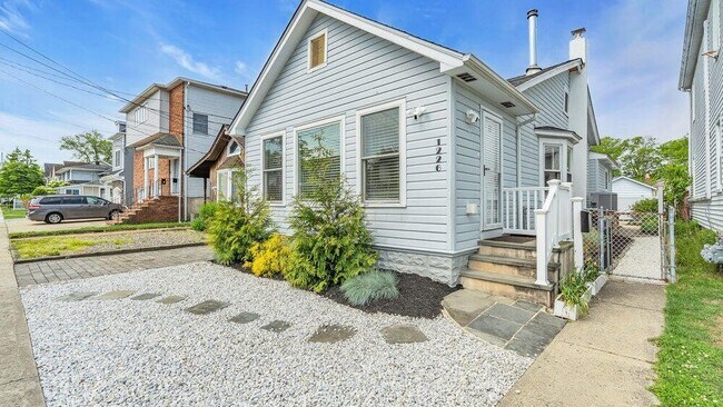 Building Photo - 1226 1/2 Briarwood Rd-