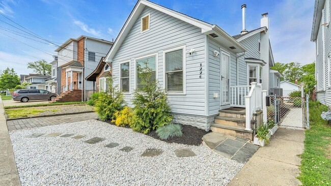 Building Photo - 1233 Oakwood Rd