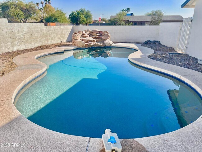 Building Photo - 1302 W Halstead Dr