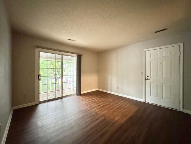 Building Photo - Charlestown Square Updated 2-Bedroom