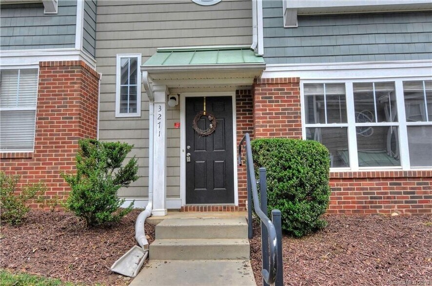 Primary Photo - 3271 Weston St