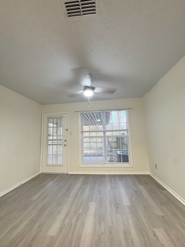 Building Photo - 3092 S Wesley Ct