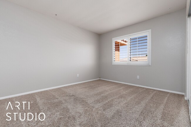 Building Photo - Beautiful 2-bedroom 2-bathroom condo by th...
