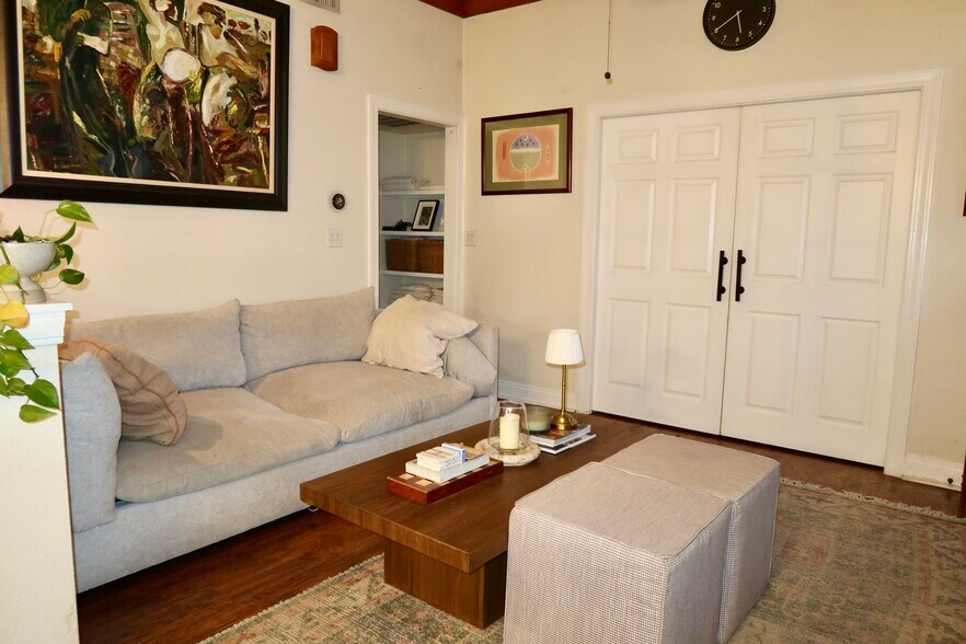 Building Photo - 11002 Lakeside Dr