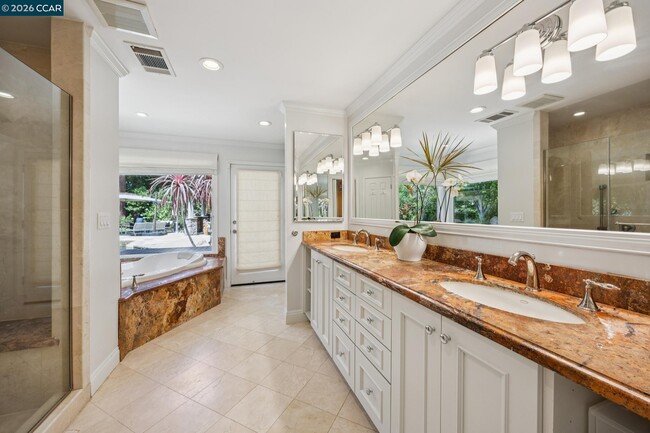 Building Photo - 783 Los Palos Manor