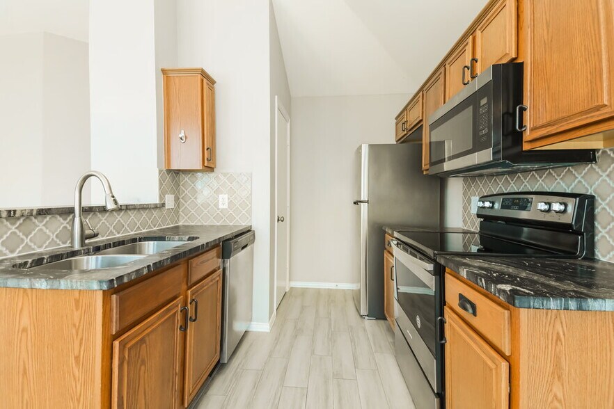 Building Photo - 2504 Castle Ridge Dr