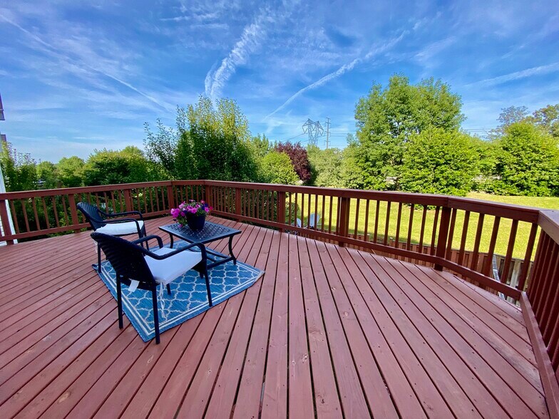 Large Main Level Deck - 810 Revelstore Ter NE