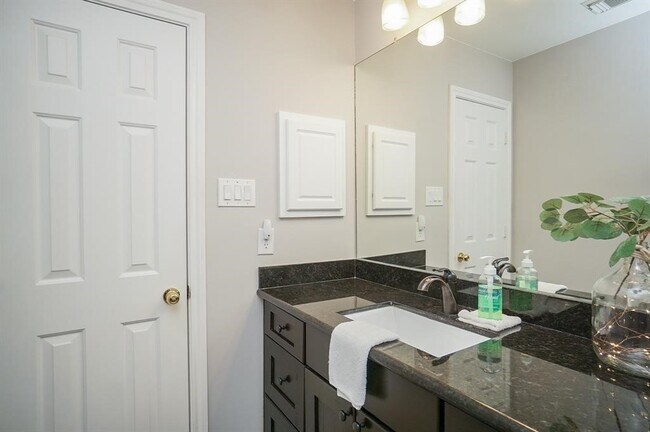 Building Photo - 16531 Village View Trail