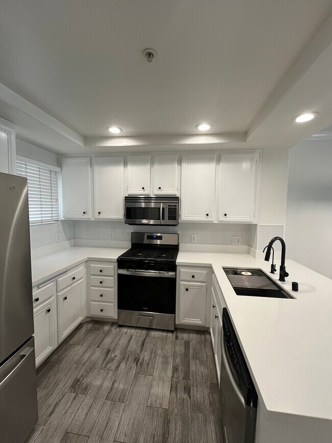 Building Photo - 5260 Premiere Hls Dr