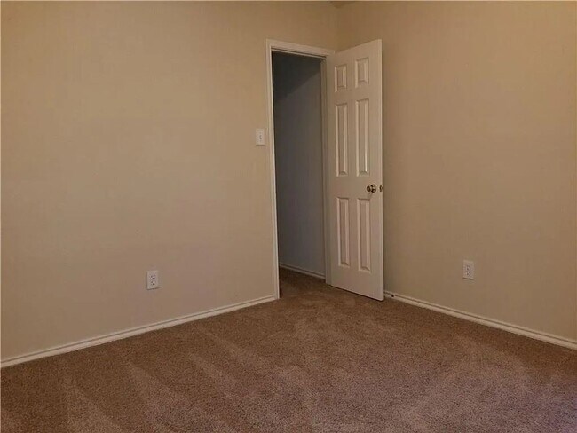 Building Photo - Stunning 5-Bedroom, 3-Bath Home with Over ...