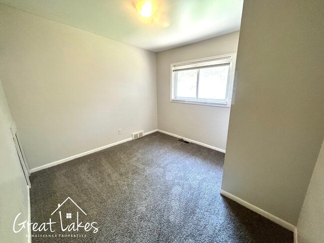 Building Photo - $200 OFF FIRST MONTH'S RENT - Beautiful 3 ...