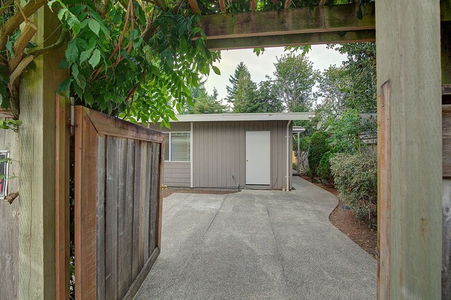 Building Photo - 2Bd/1Ba Issaquah Duplex