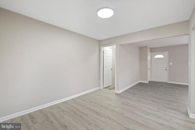 Building Photo - 883 Bellevue St SE