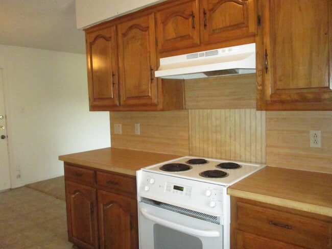 Building Photo - Cozy 3 Bed 2 Bath Duplex Located In Cul-De-Sac