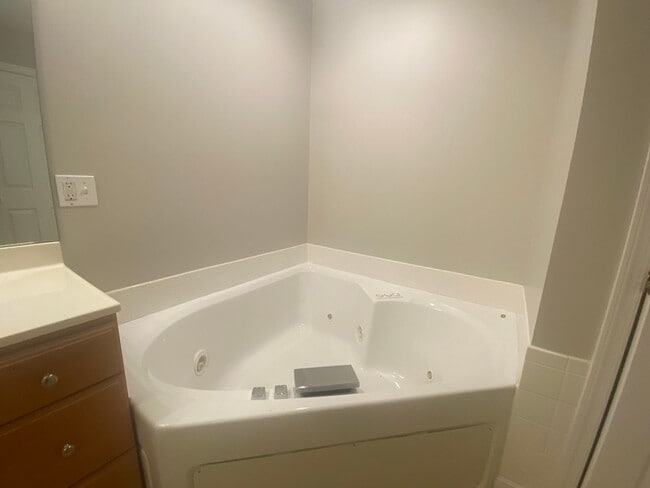 Building Photo - 2 Bedroom Ashton Estates Townhouse- Availa...