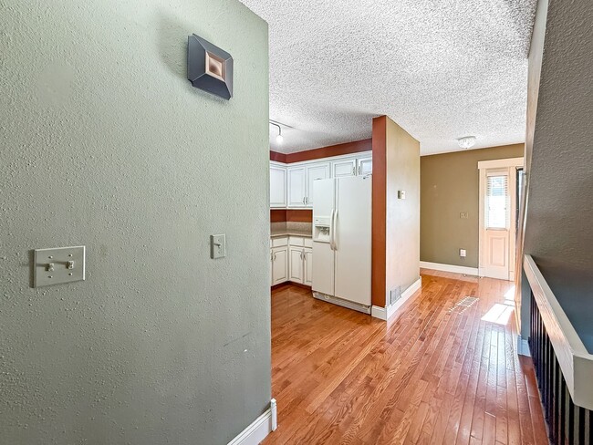 Building Photo - $0 DEPOSIT OPTION. CHARMING TWO-STORY TOWNHOUSE WITH FINISHED BASEMENT, GARAGE, AND HOA AMENITIES...