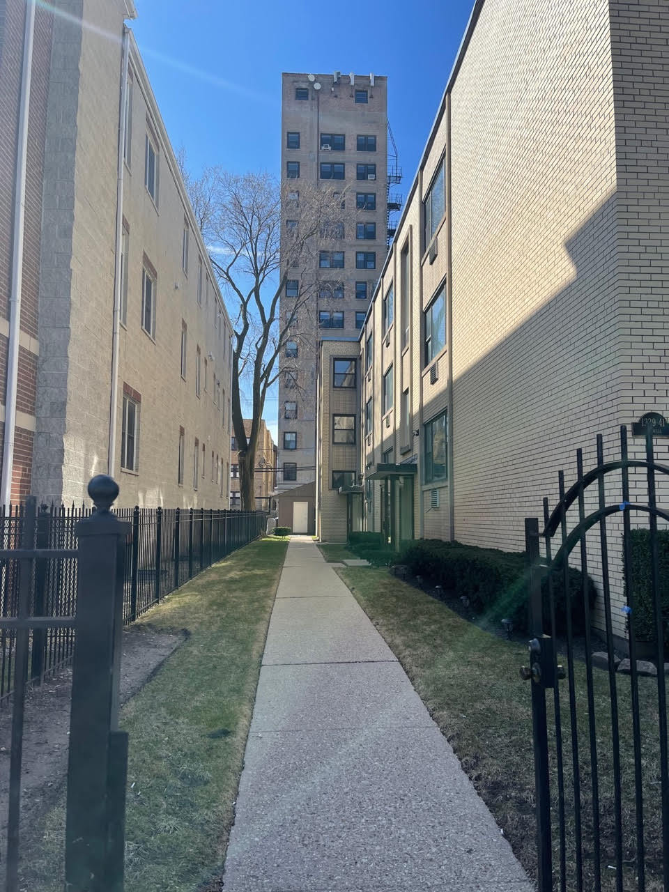 Building Photo - 1239 W Farwell Ave