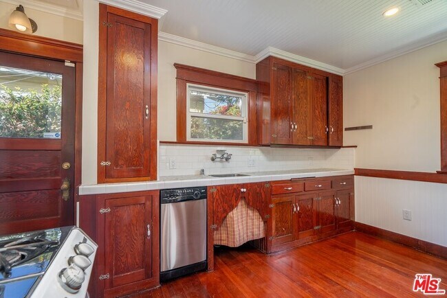 Building Photo - 4253 Fountain Ave