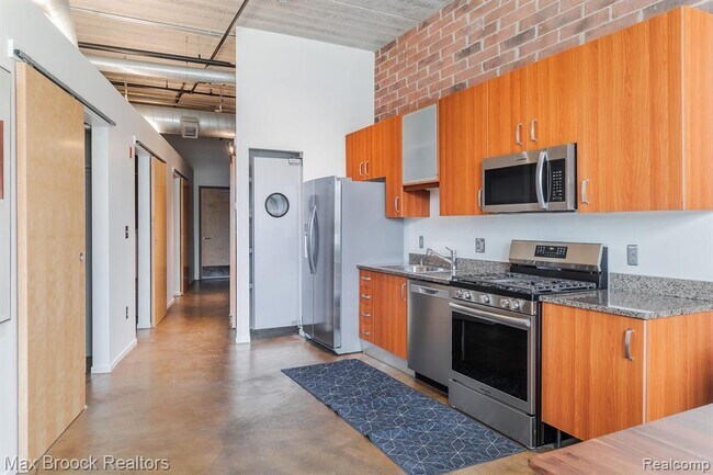 Building Photo - 333 E Parent Ave