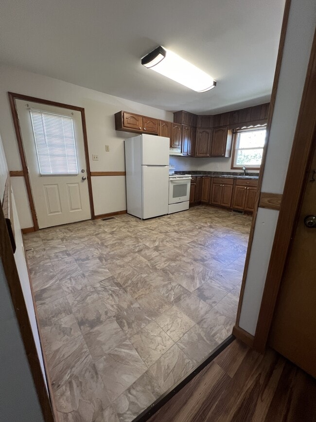 Building Photo - 61 E Park St