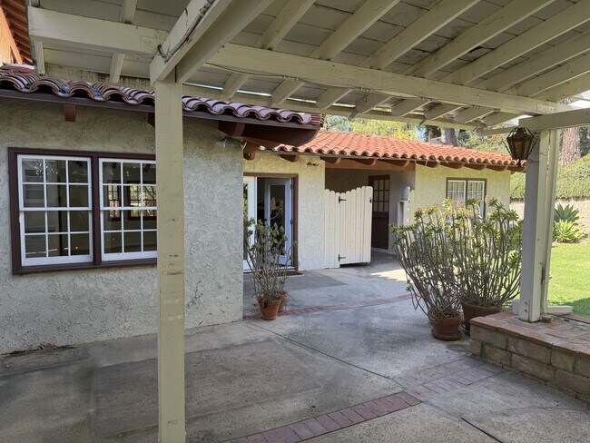 Building Photo - 217 Starlane Dr