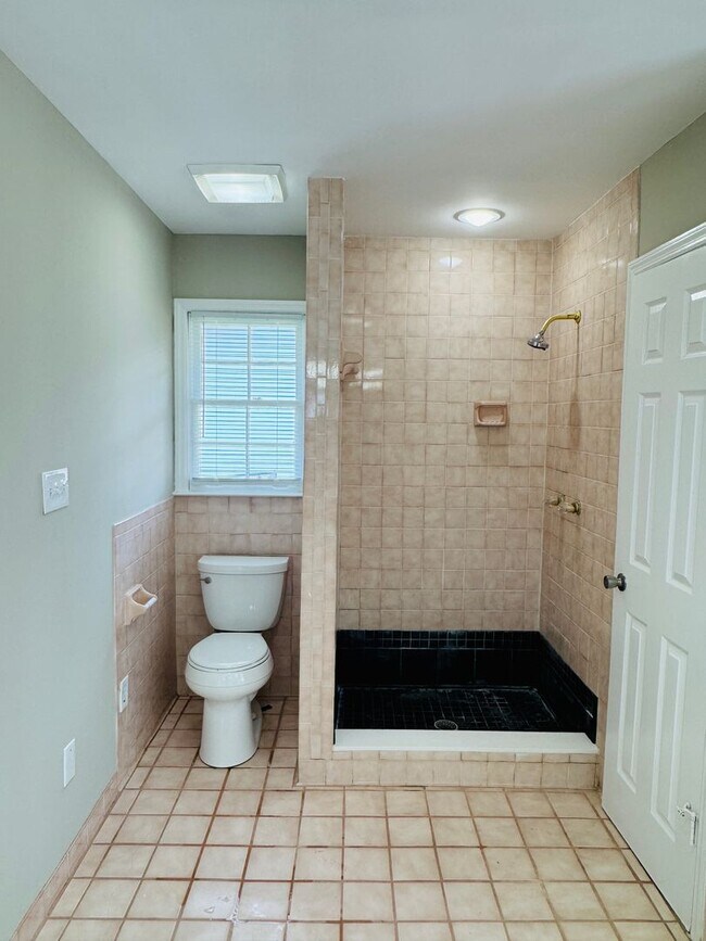 Building Photo - Room to Roam, Comfort to Stay — This Updat...