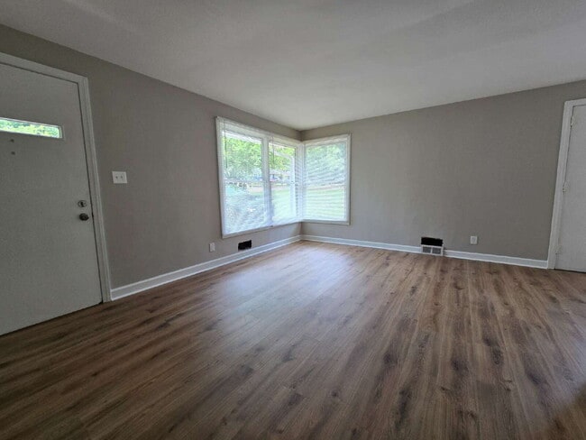 Building Photo - Newly Renovated Ranch Home
