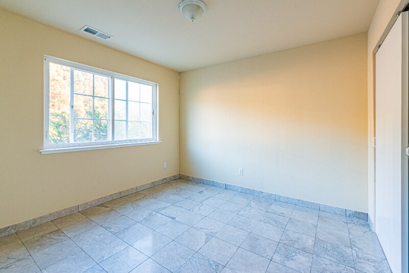 Building Photo - 120 Caldecott Ln