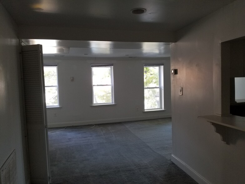 Building Photo - 1038 S Charles St