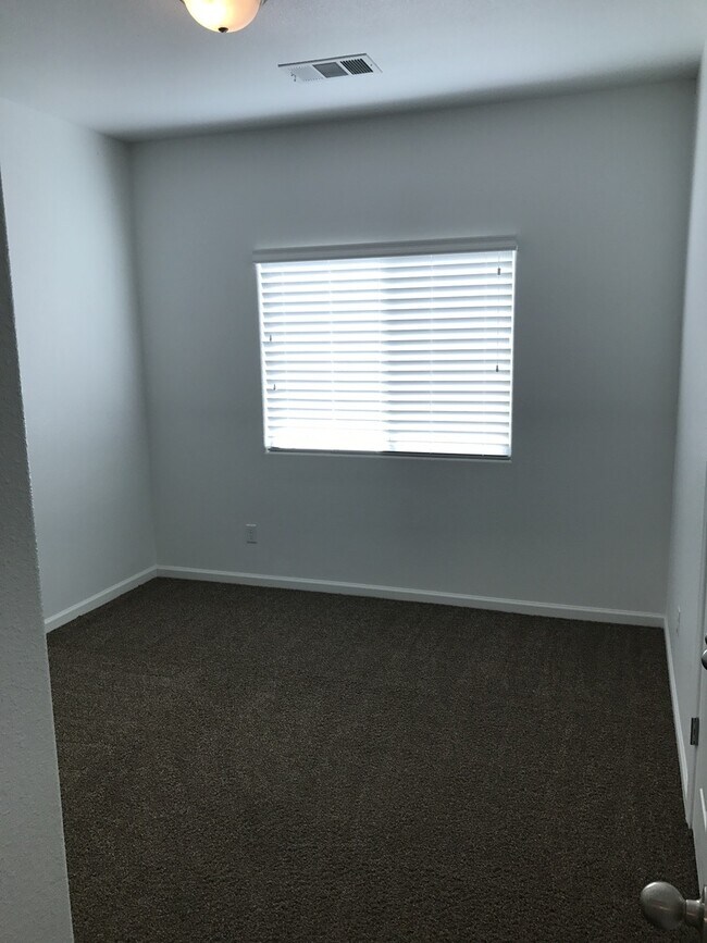 Building Photo - 3 bed 2 bath home for rent